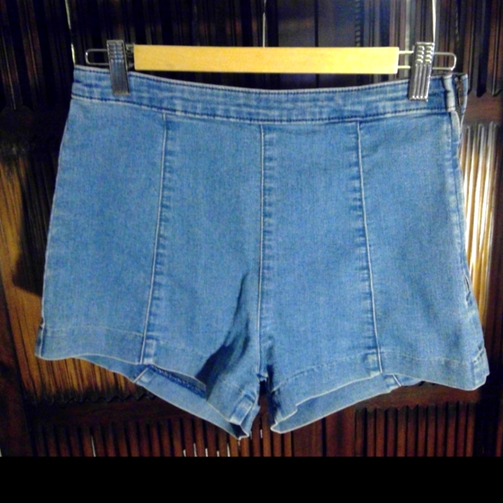 H&M light blue stretch denim, side zip. 2.5 inch inseam size 10, 80% cotton